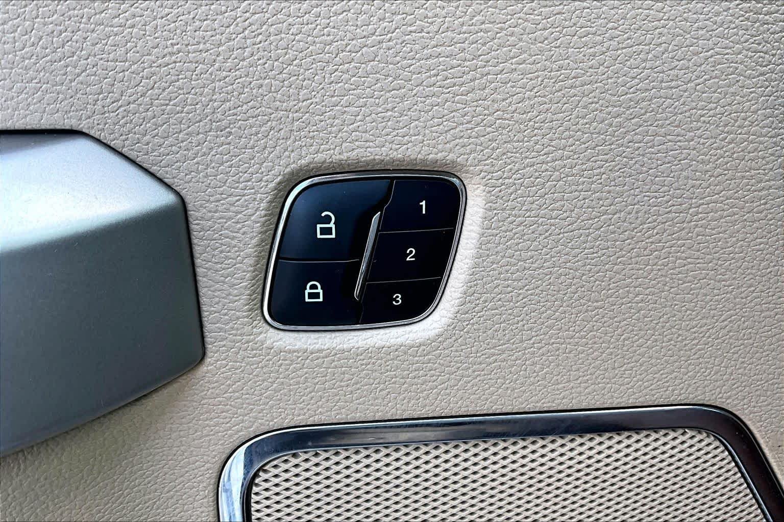 Used 2015 Oxford White Ford Lariat image 34