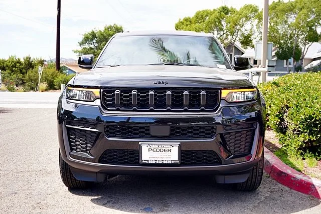 New 2026 Diamond Black Crystal Pearl-Coat Exterior Paint Jeep Altitude image 5