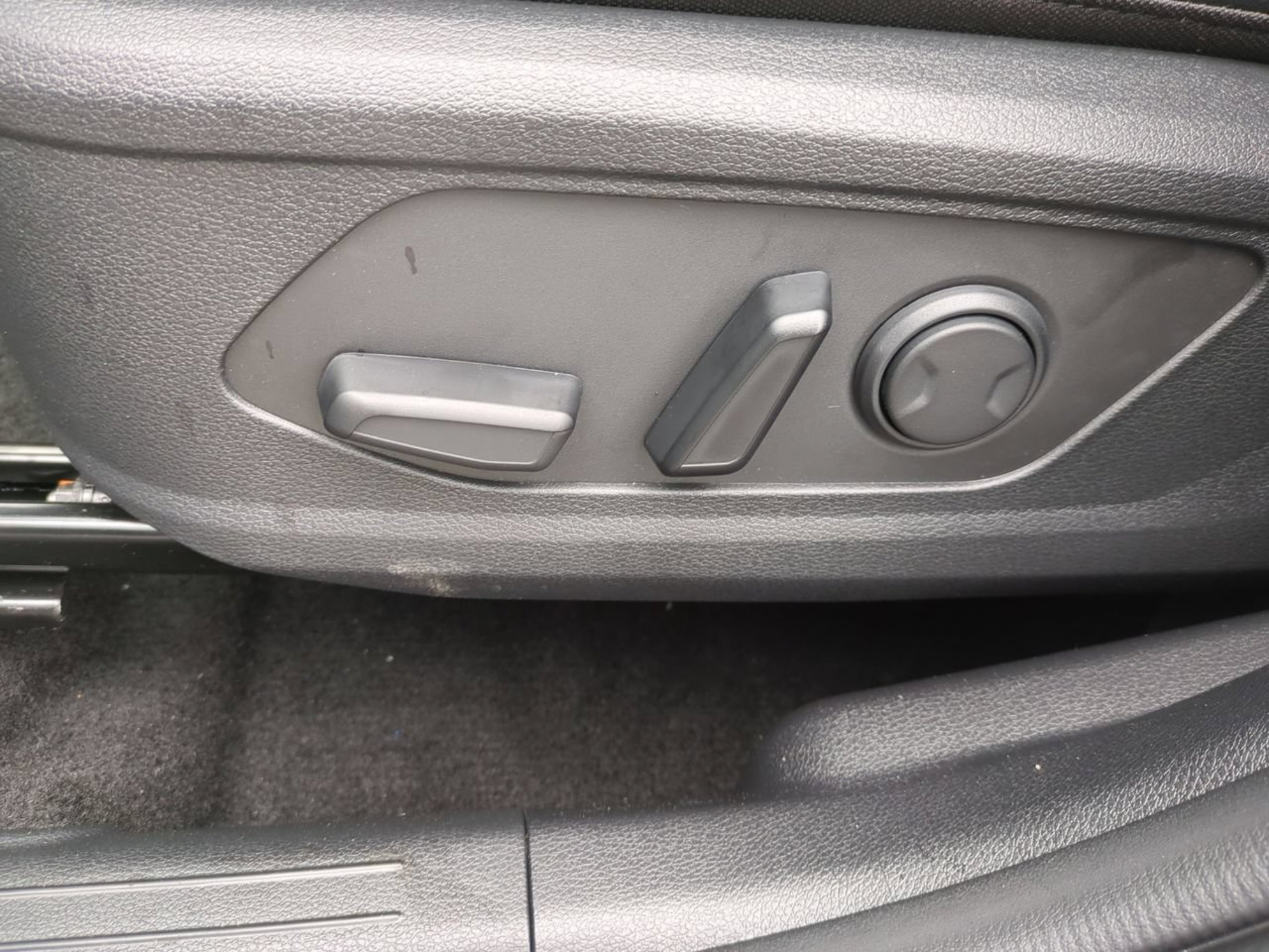 New 2026 Glacial White Pearl Kia EX image 22