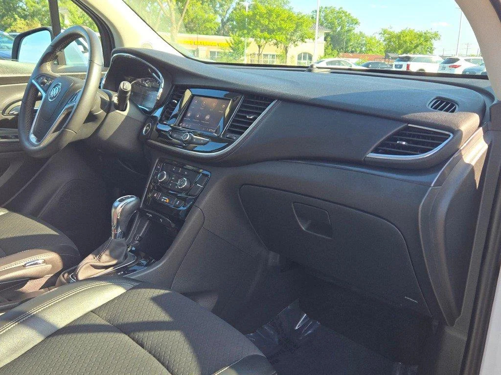 Used 2022 Summit White Buick Preferred image 5