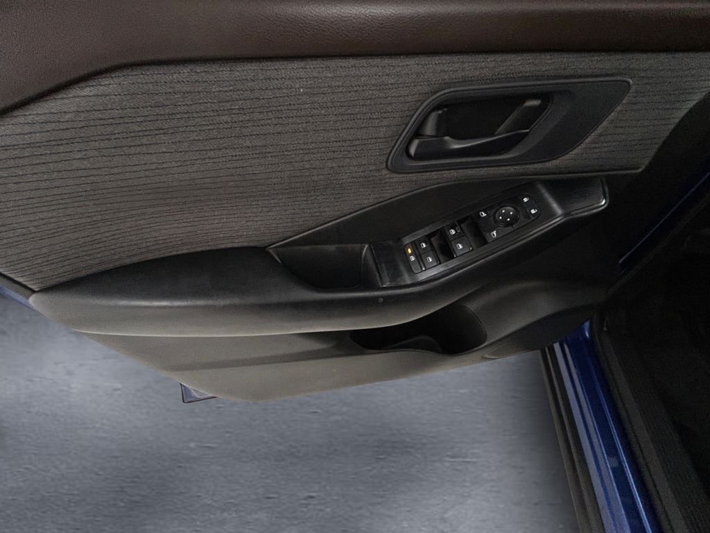 Used 2023 Blue Nissan S image 12