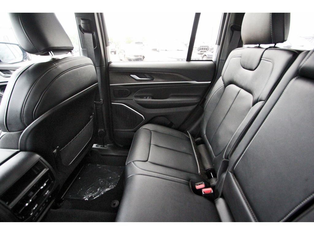 New 2026 Bright White Clear-Coat Exterior Paint Jeep Limited Reserve image 11