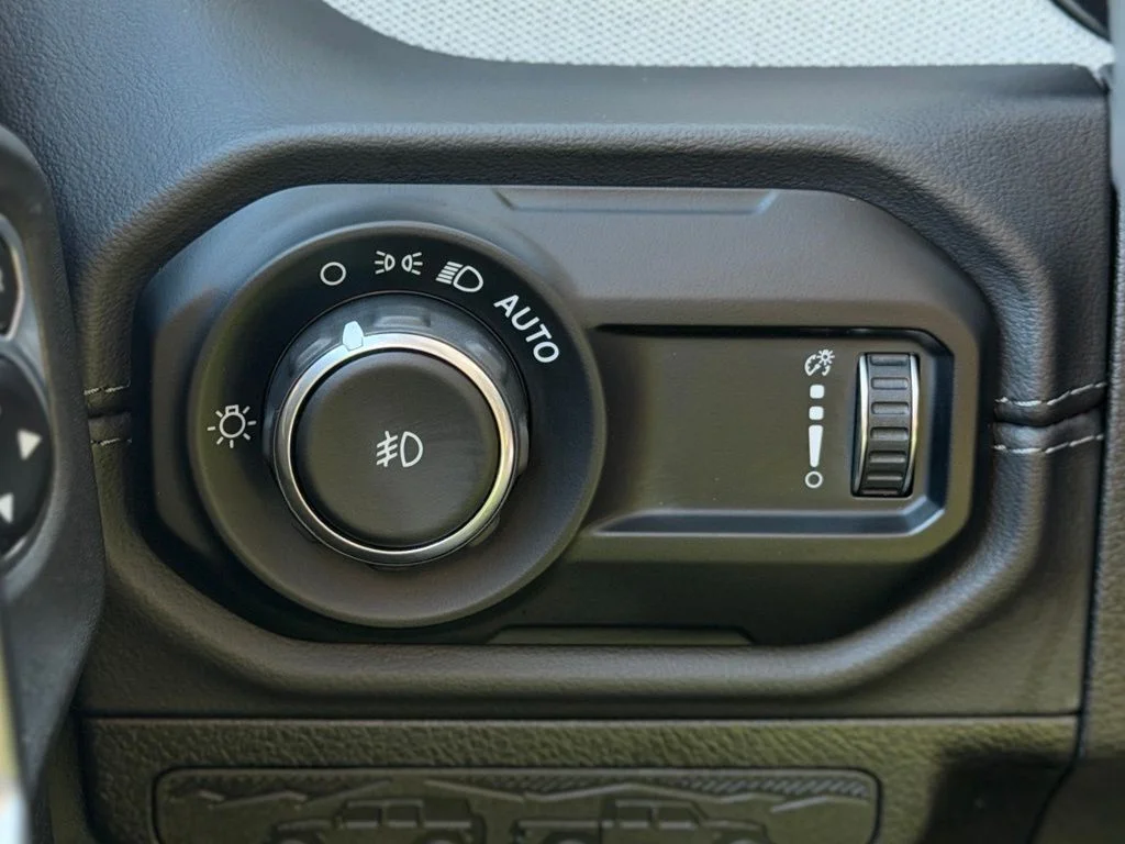 Used 2025 White Jeep Sahara image 19