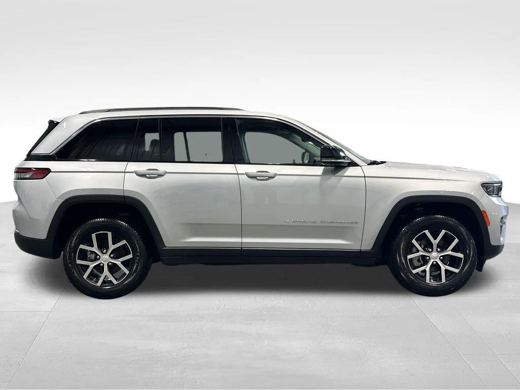 Used 2024 Silver Zynith Jeep Limited image 13