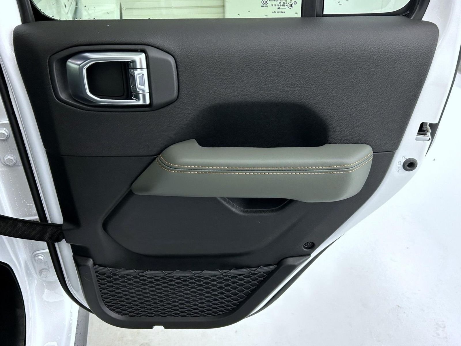 New 2026 Bright White Clear-Coat Exterior Paint Jeep Mojave X image 17