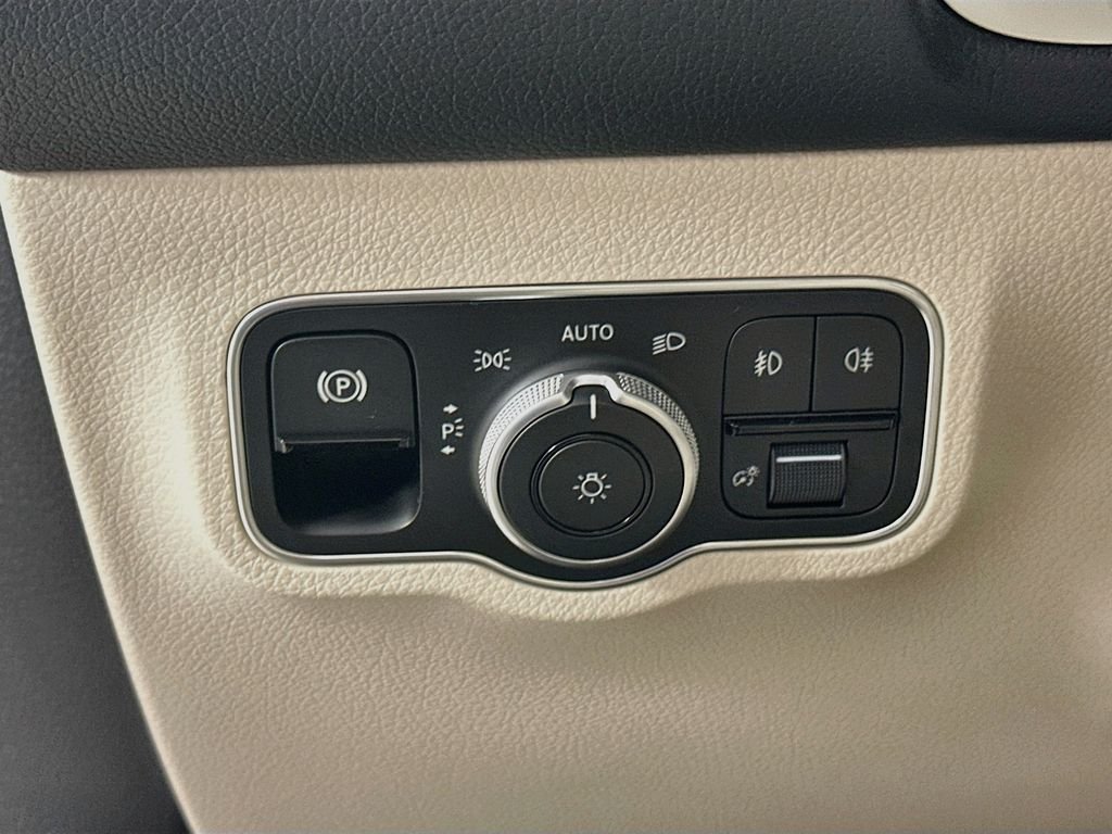 New 2026 Polar White Mercedes-Benz GLB 250 image 10