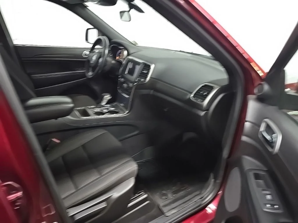 Used 2018 Red Jeep Laredo image 17