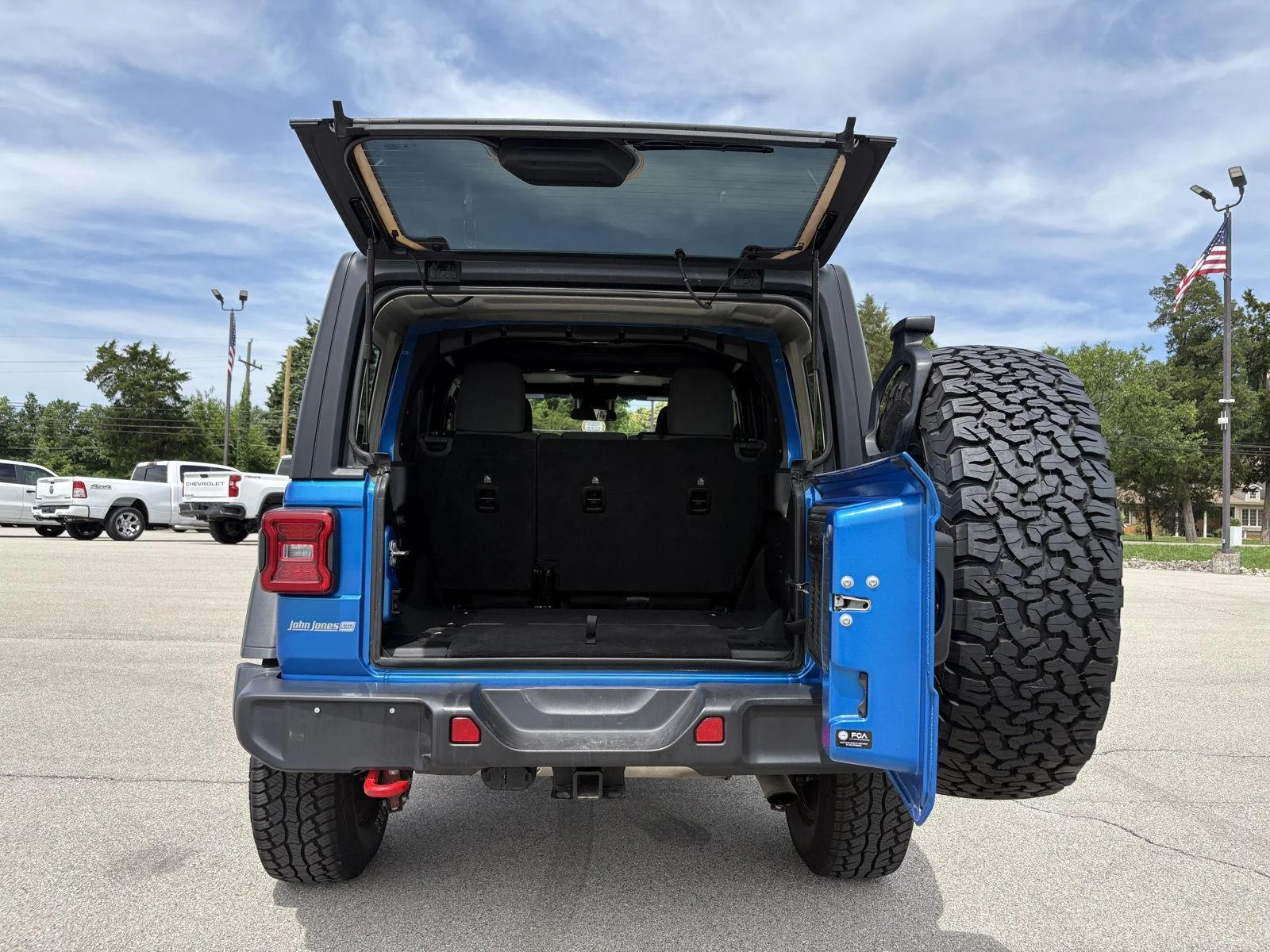 Used 2025 Hydro Blue Pearlcoat Jeep Rubicon image 16
