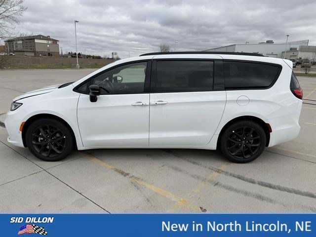 New 2026 Bright White Clear-Coat Exterior Paint Chrysler Limited image 2