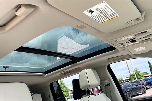 Used 2023 White GMC Denali image 22