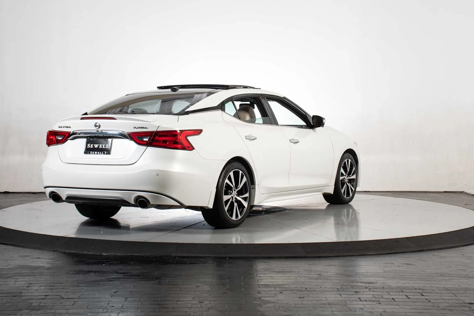 Used 2017 Pearl White Nissan Platinum image 6