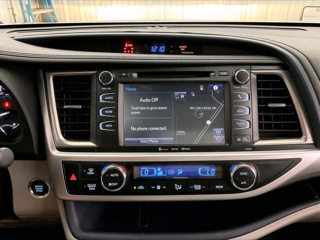 Used 2018 Silver Toyota XLE image 36