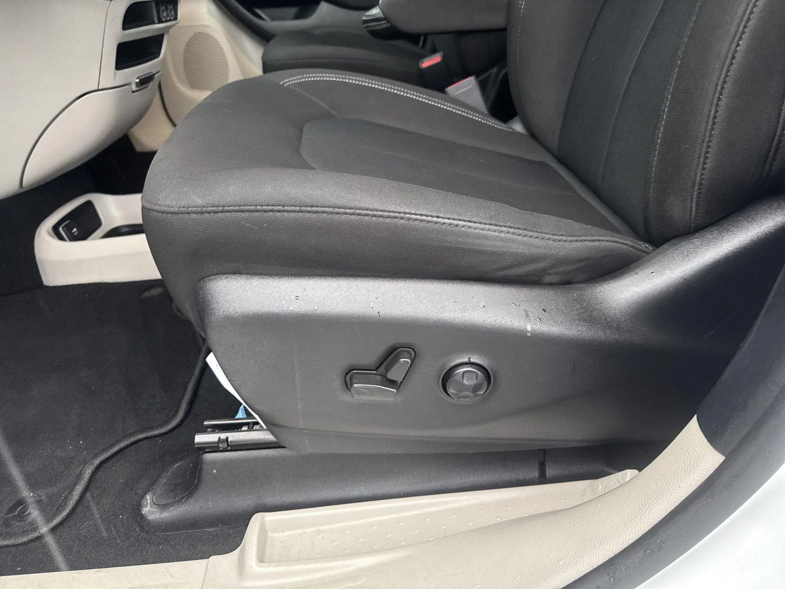 Used 2022 Bright White Clearcoat Chrysler LX image 12