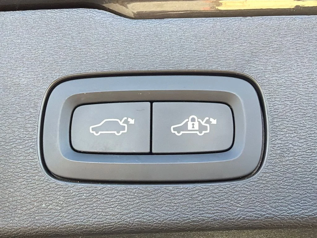 Used 2021 Green Volvo T5 image 19