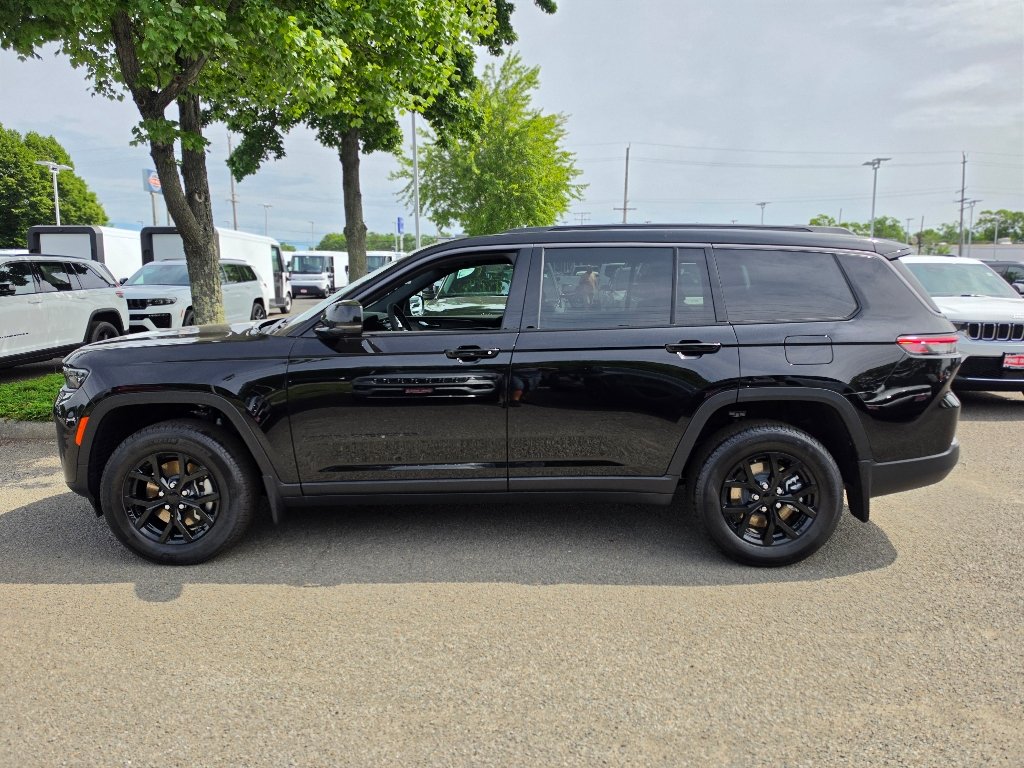 New 2026 Diamond Black Crystal Pearl-Coat Exterior Paint Jeep Laredo image 8