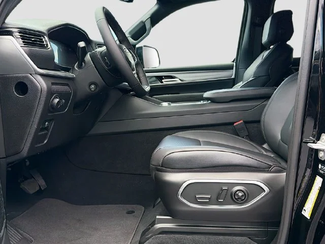 New 2026 High Gloss Black Exterior Paint Jeep Limited Altitude image 15