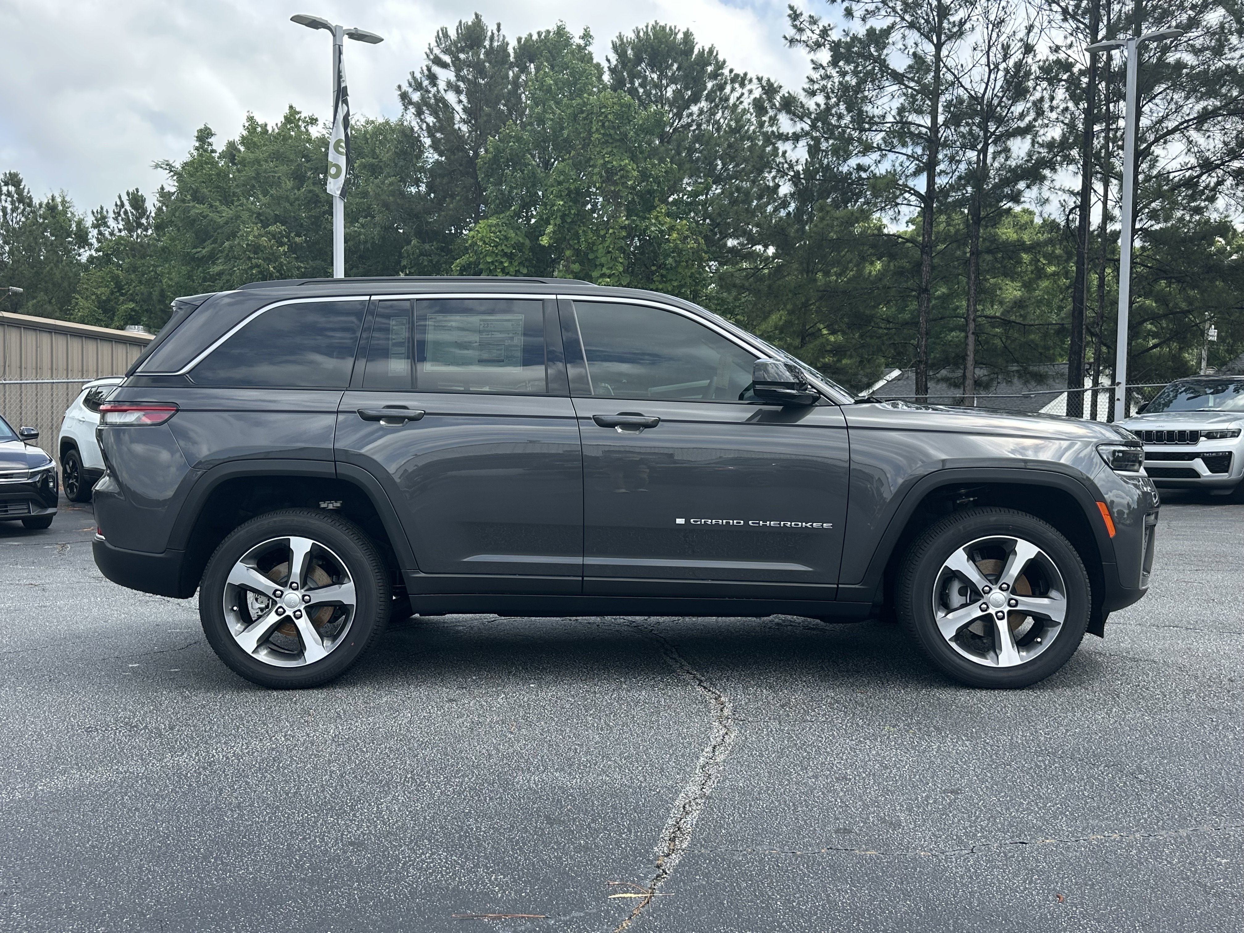 New 2026 Baltic Gray Metallic Clear-Coat Exterior Paint Jeep Limited image 9