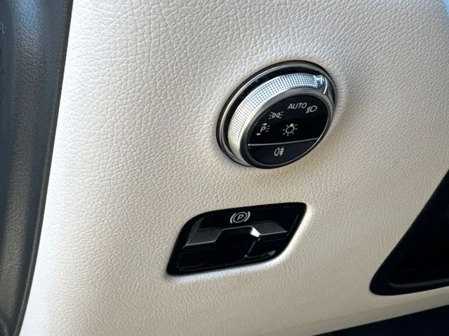 Used 2025 White Mercedes-Benz GLC 350e image 31