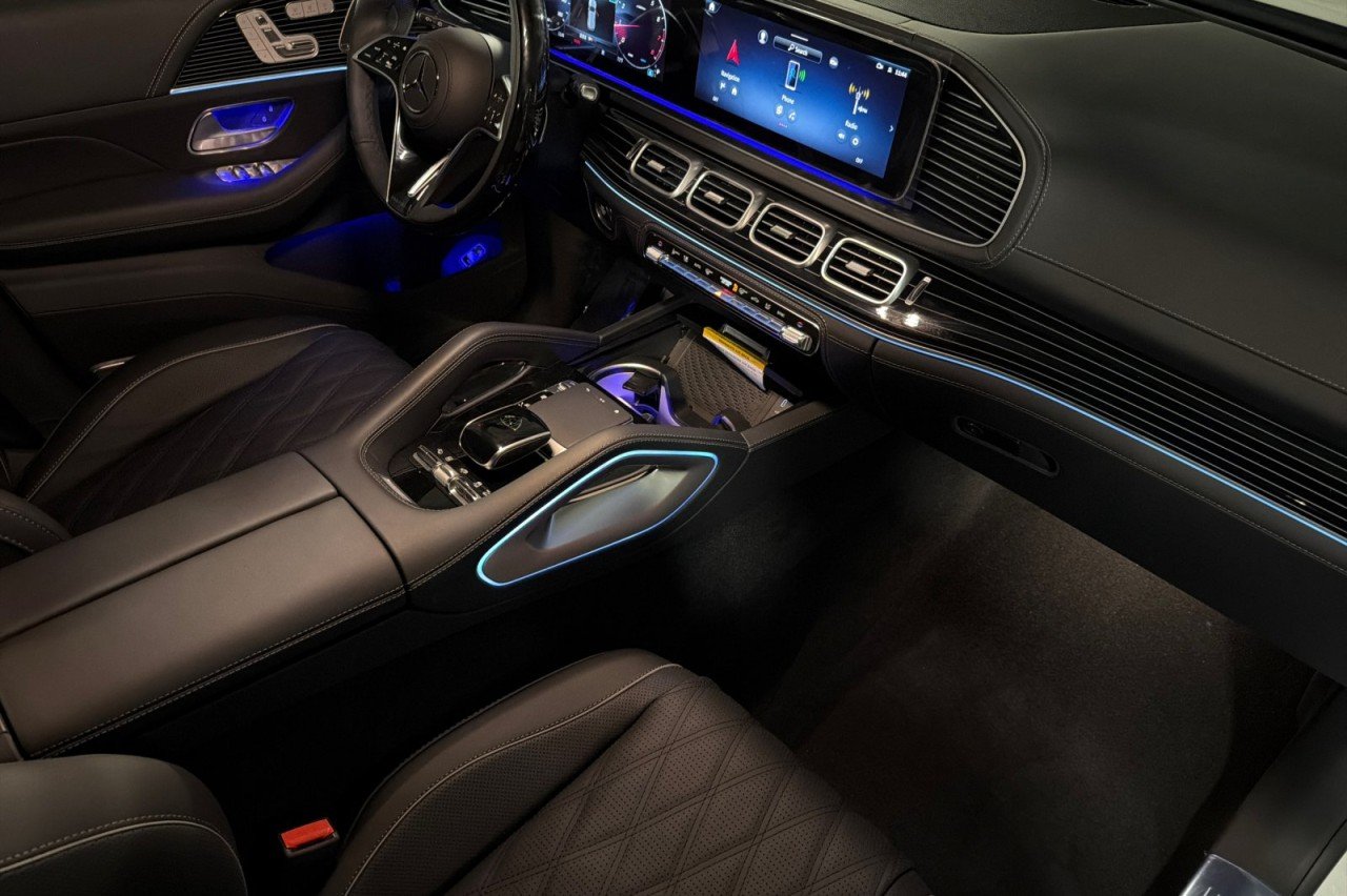 New 2026 MANUFAKTUR Moonlight White Metallic Mercedes-Benz Maybach GLS 600 4MATIC® SUV image 16