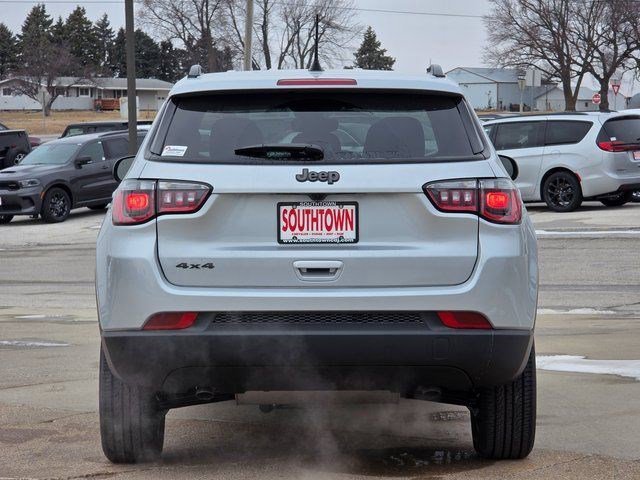 New 2026 Silver Zynith Metallic Clearcoat Jeep Latitude Altitude image 6
