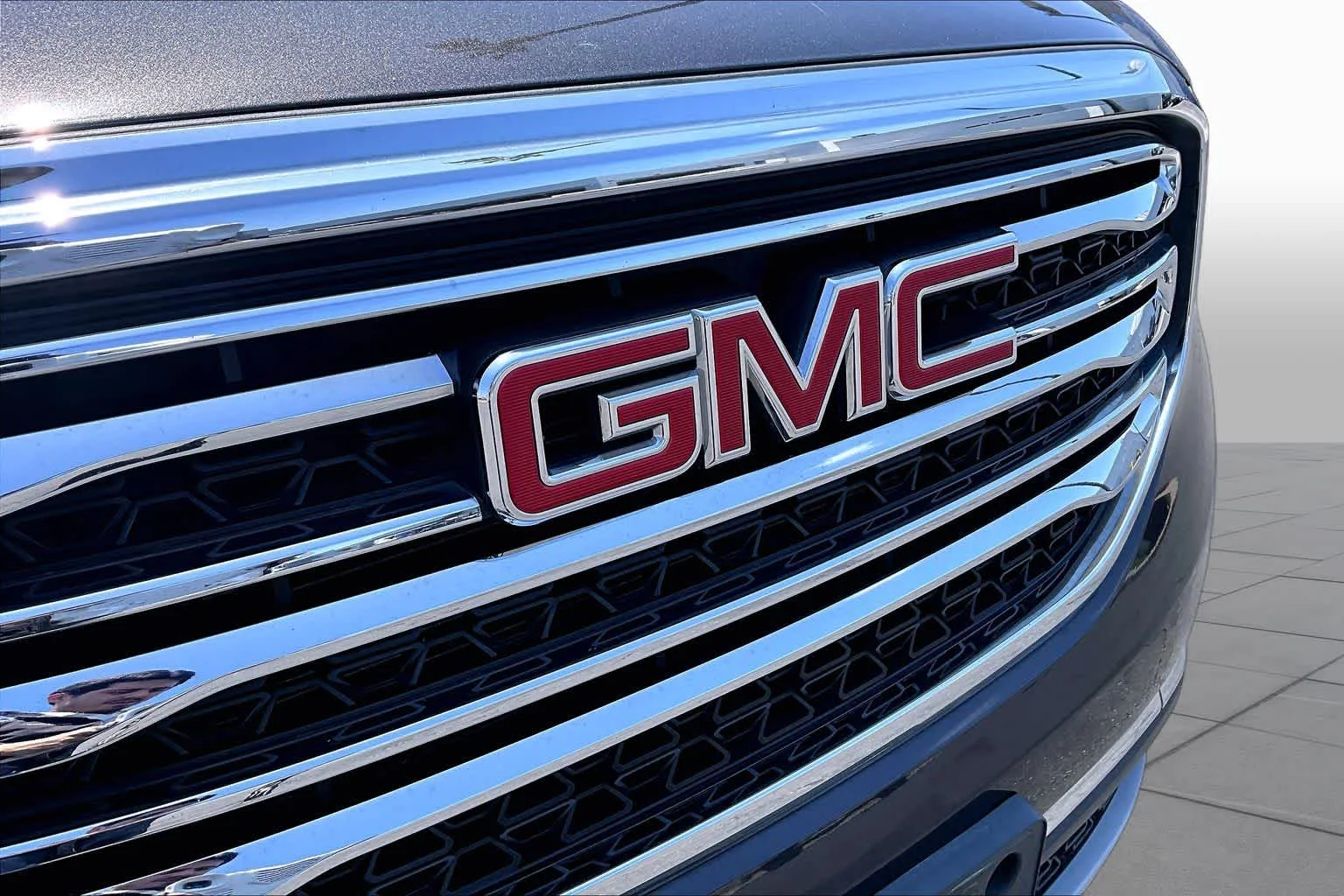 Used 2018 Iridium Metallic GMC SLT image 29
