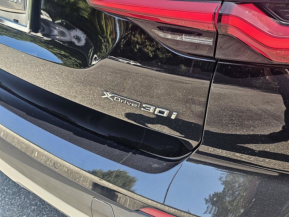 Used 2022 Black Sapphire Metallic BMW xDrive30i image 9
