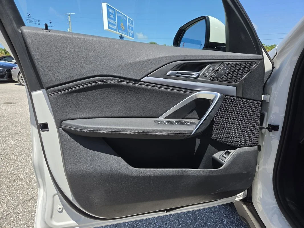 Used 2023  BMW xDrive28i image 12