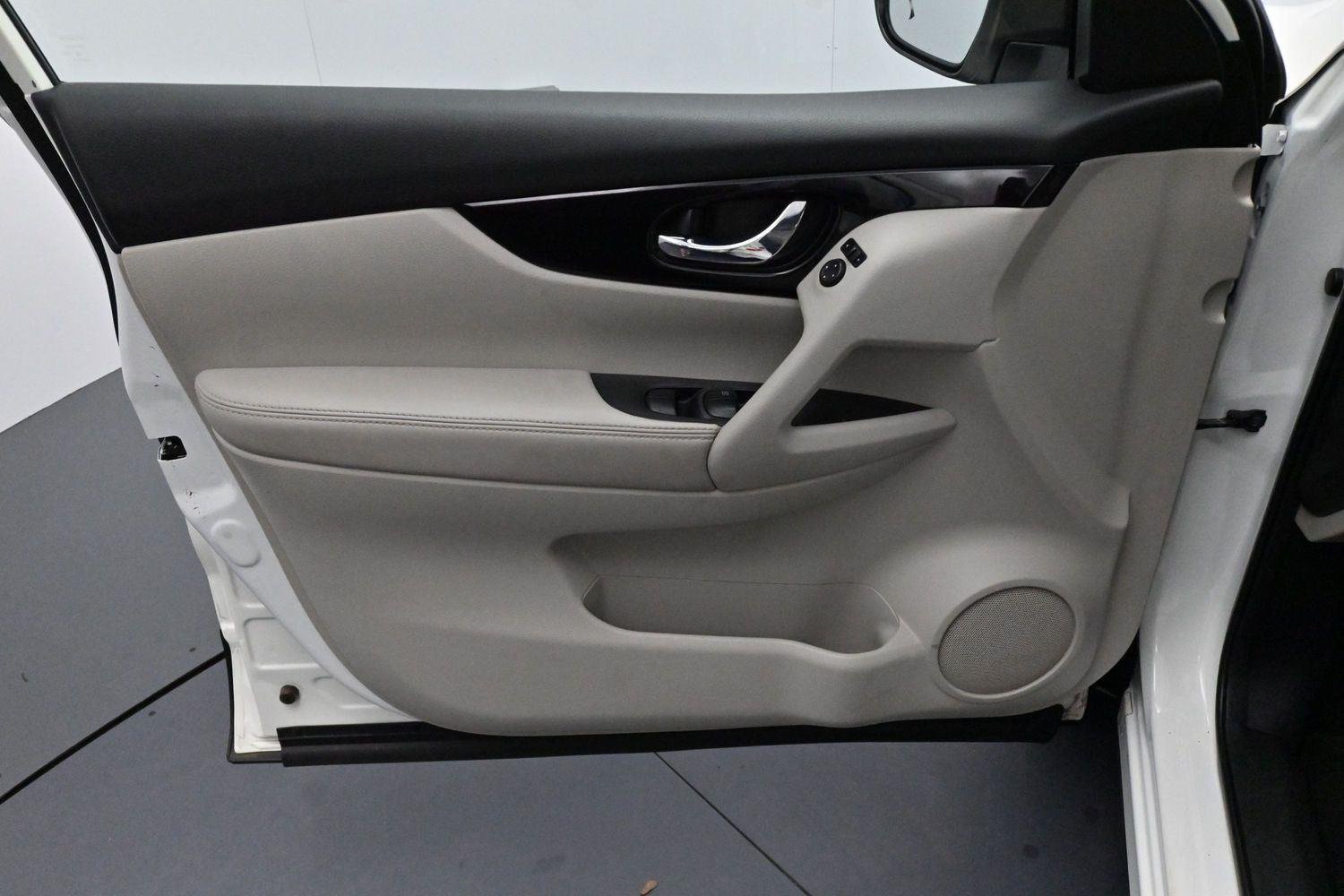 Used 2017 Glacier White Nissan SV image 10