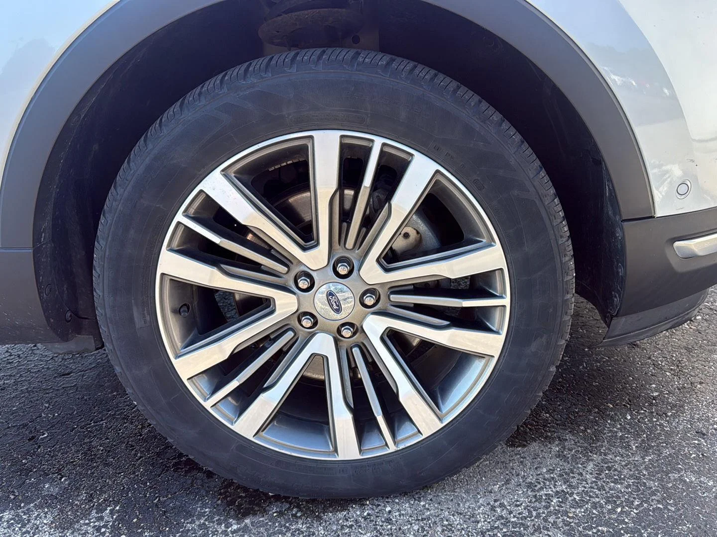 Used 2019 White Platinum Tri-Coat Metallic Ford Platinum image 10