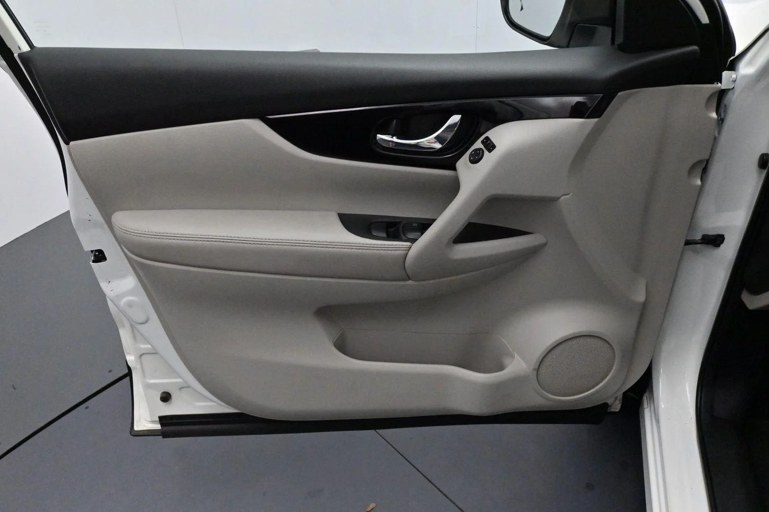 Used 2017 Glacier White Nissan SV image 10