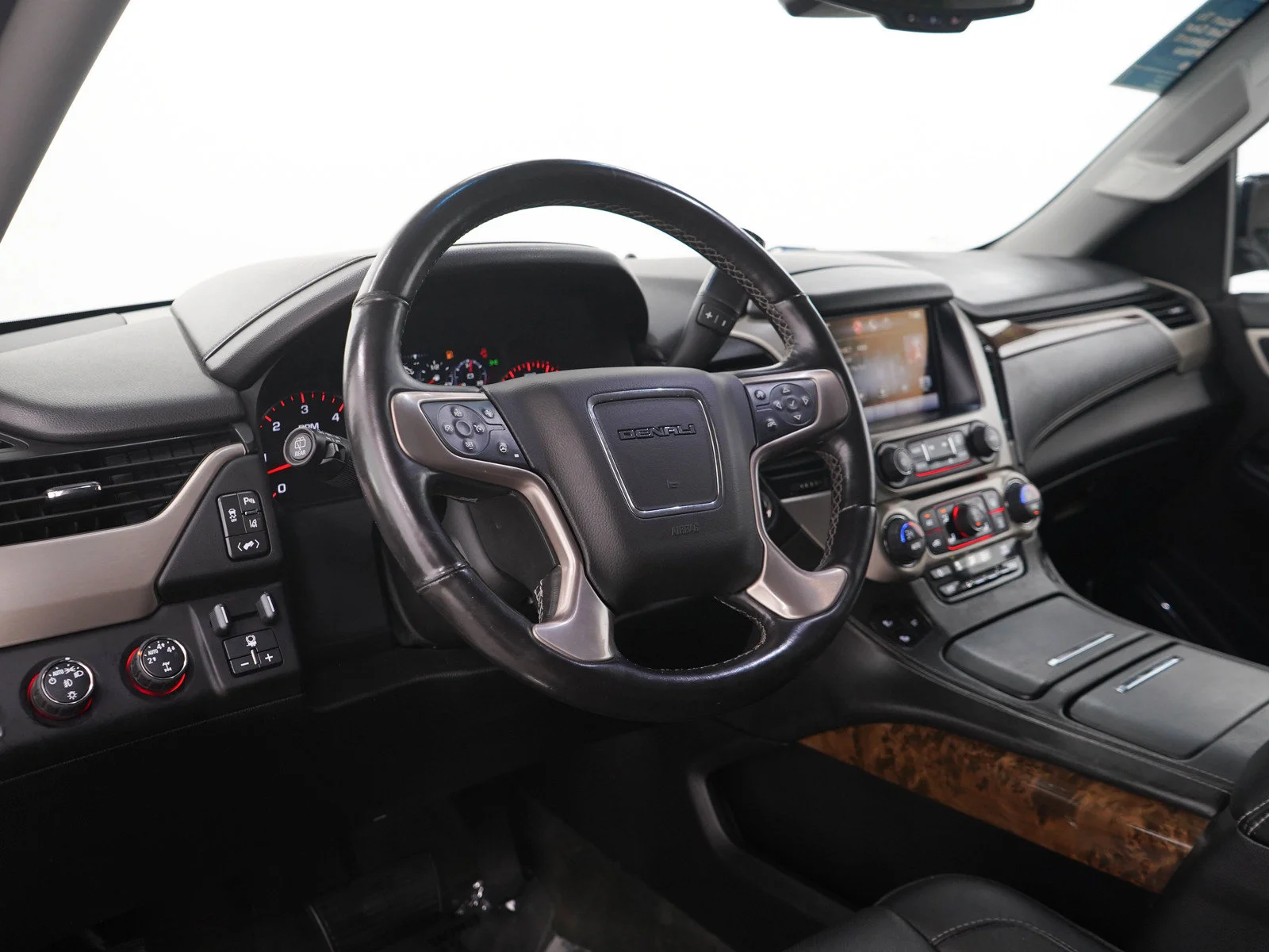 Used 2015 White GMC Denali image 28