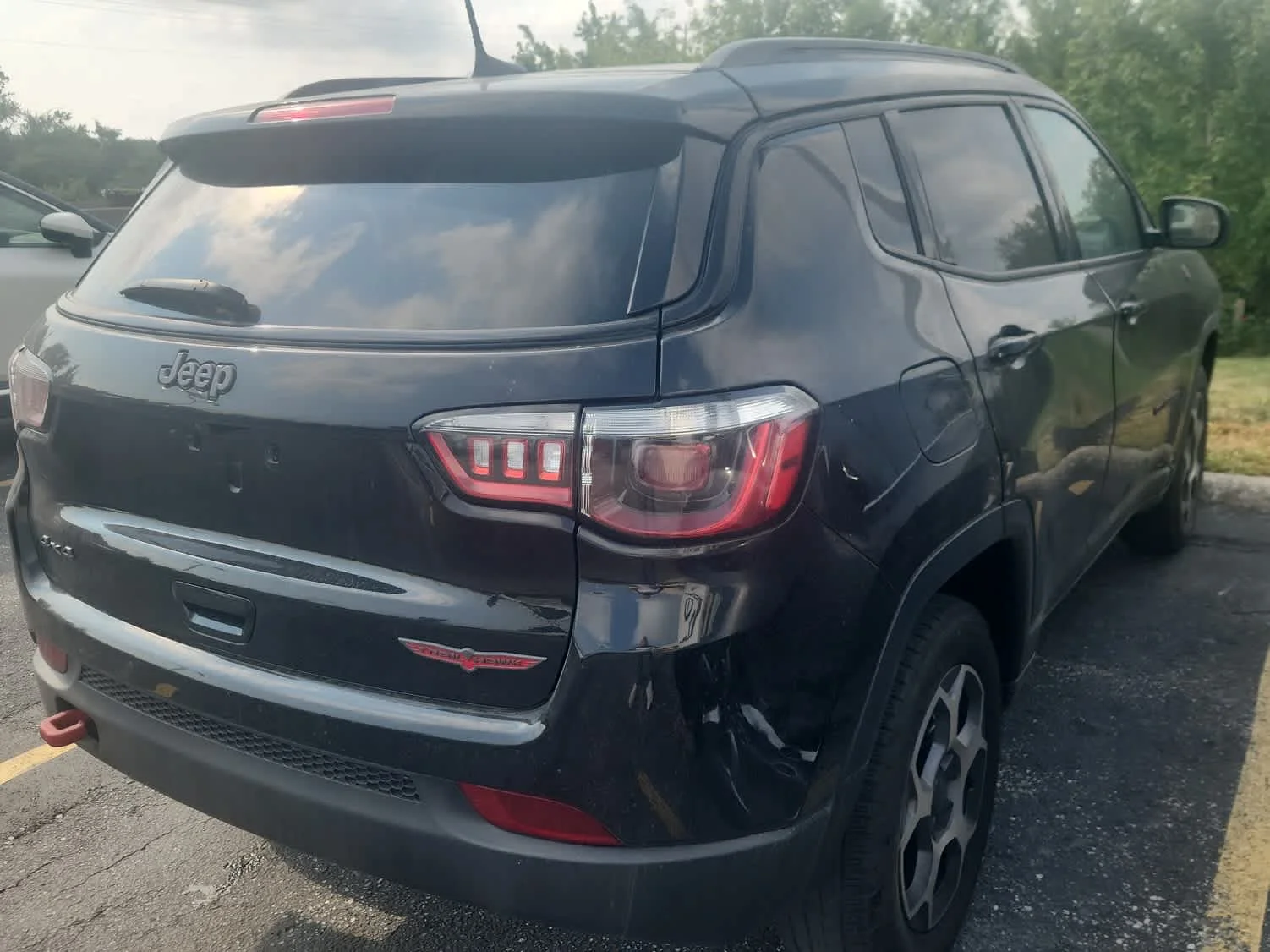 Used 2022 Diamond Black Crystal Pearlcoat Jeep Trailhawk image 4