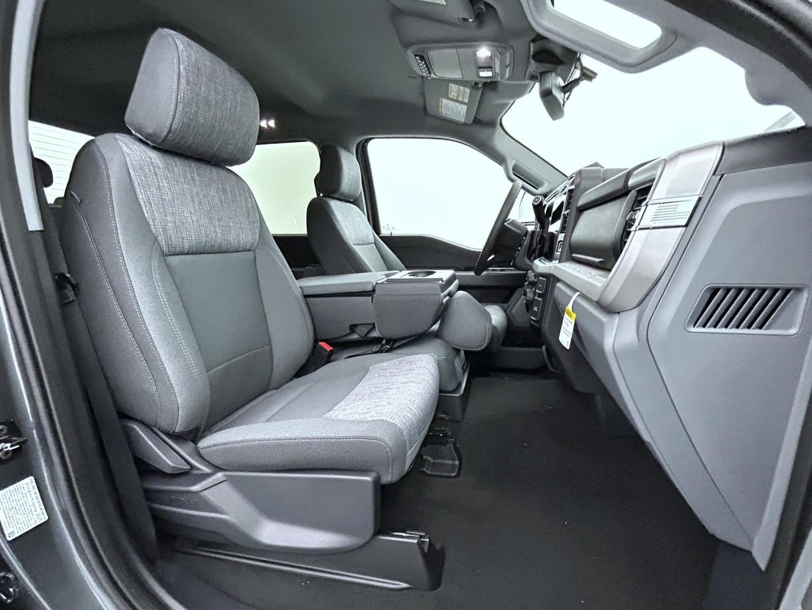 New 2026 Carbonized Gray Metallic Ford XLT image 15