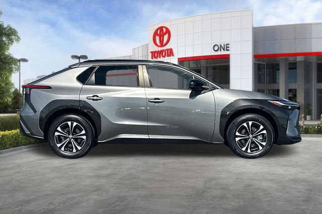 Certified Used 2023  Toyota XLE image 3