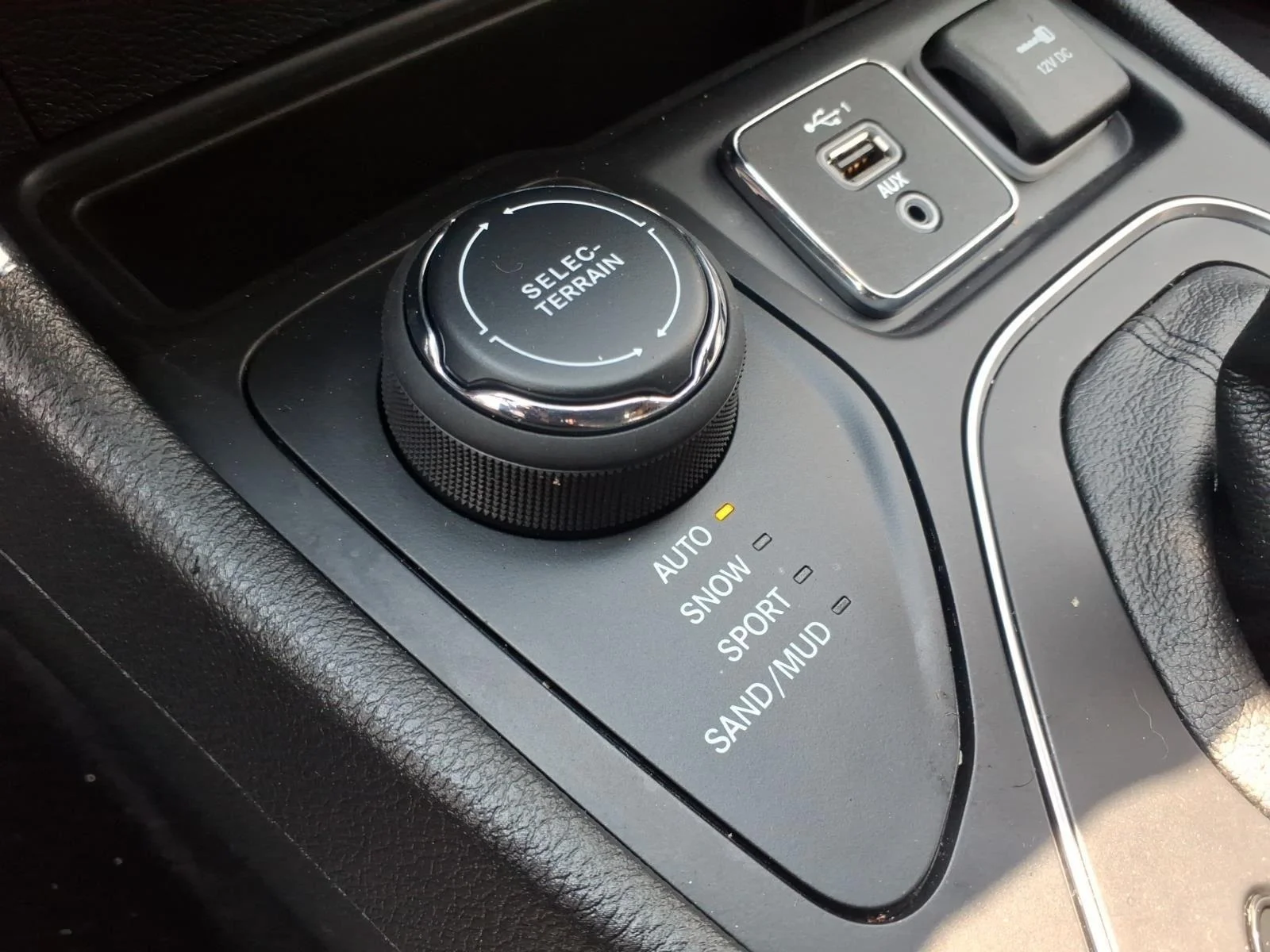 Used 2022 Bright White Clearcoat Jeep Latitude Lux image 8