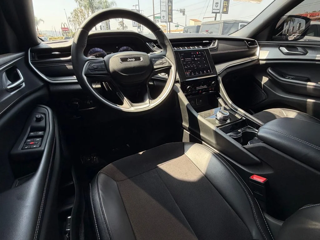 Used 2023 Silver Jeep Altitude image 26