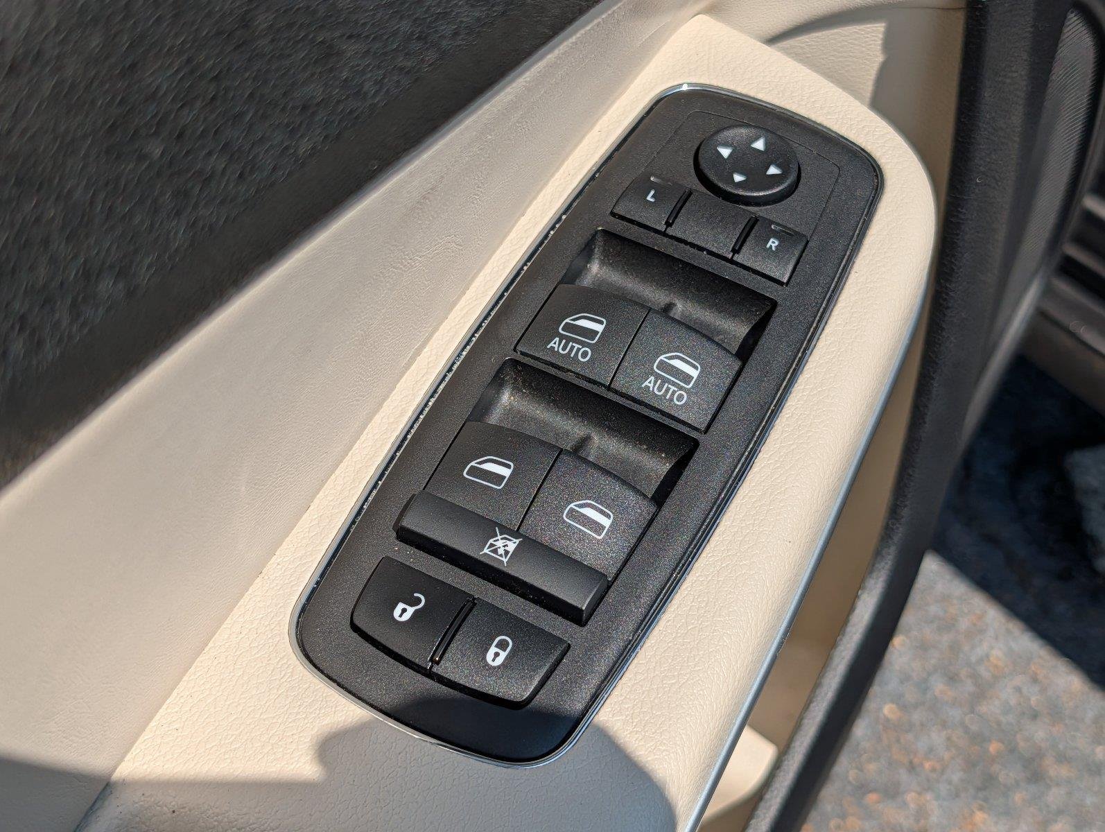 Used 2023 Granite Crystal Metallic Clearcoat Chrysler Touring L image 15