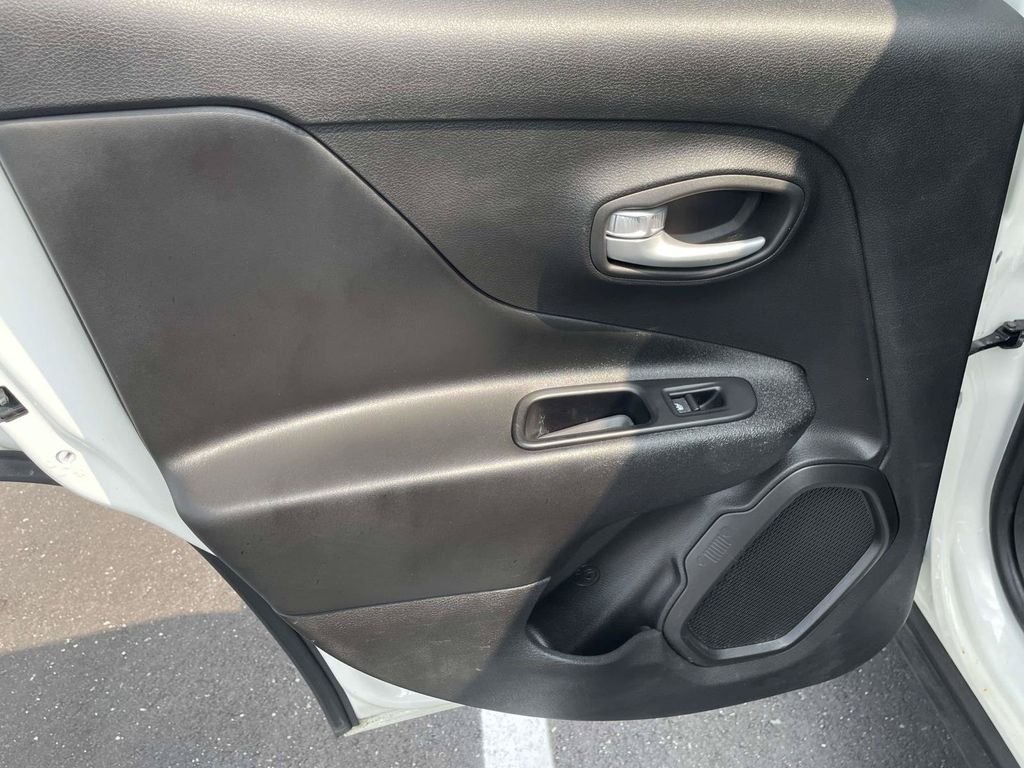 Used 2023 White Jeep Latitude image 11