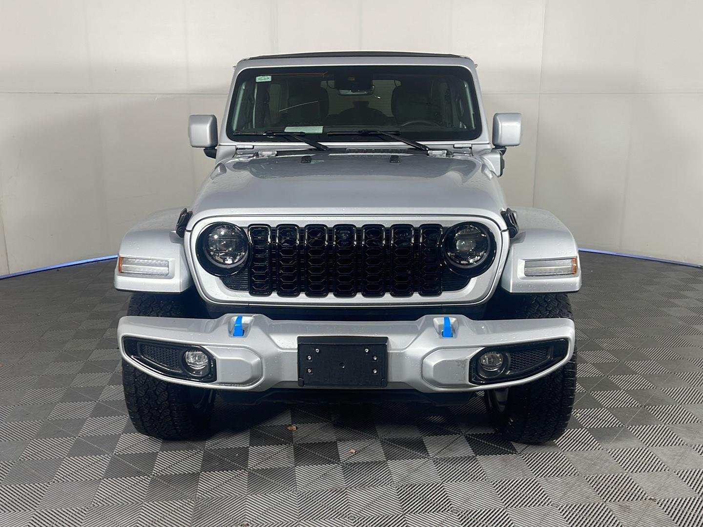 Used 2024 Silver Zynith Clearcoat Jeep High Altitude image 4