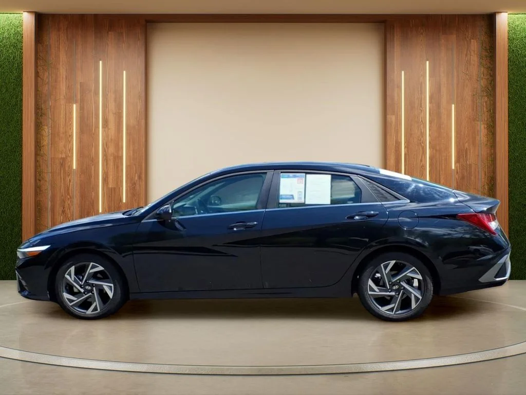 Used 2025 Black Hyundai SEL Convenience image 29