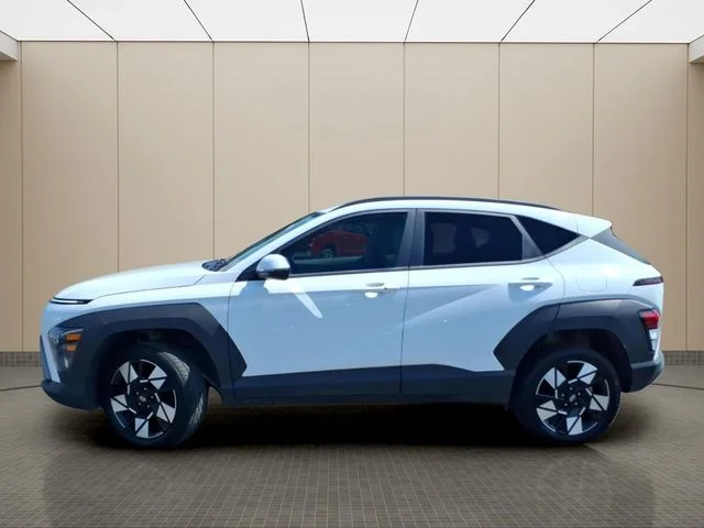 Used 2025 White Hyundai SEL image 14