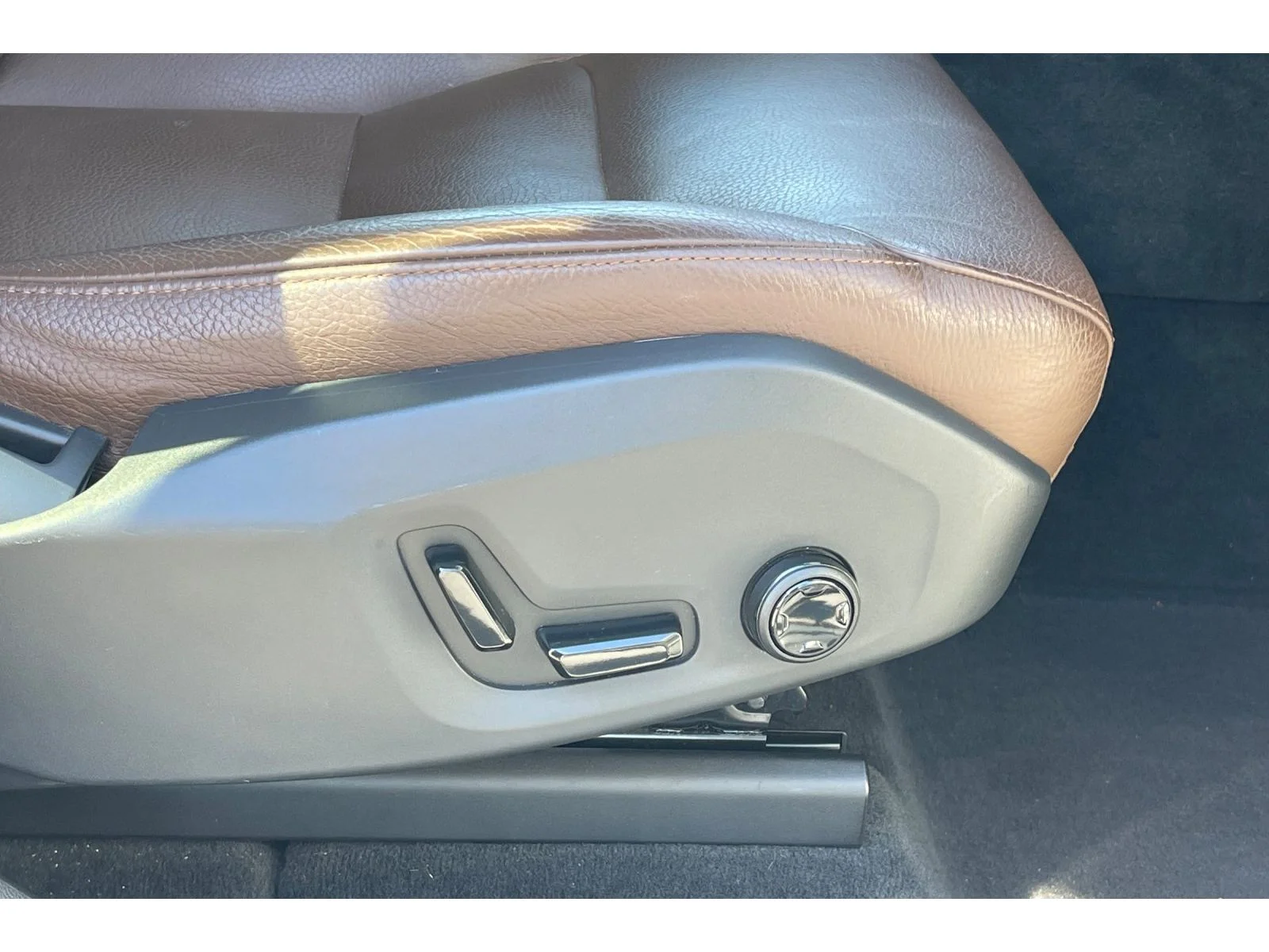 Used 2018 Ice White Volvo Momentum image 24