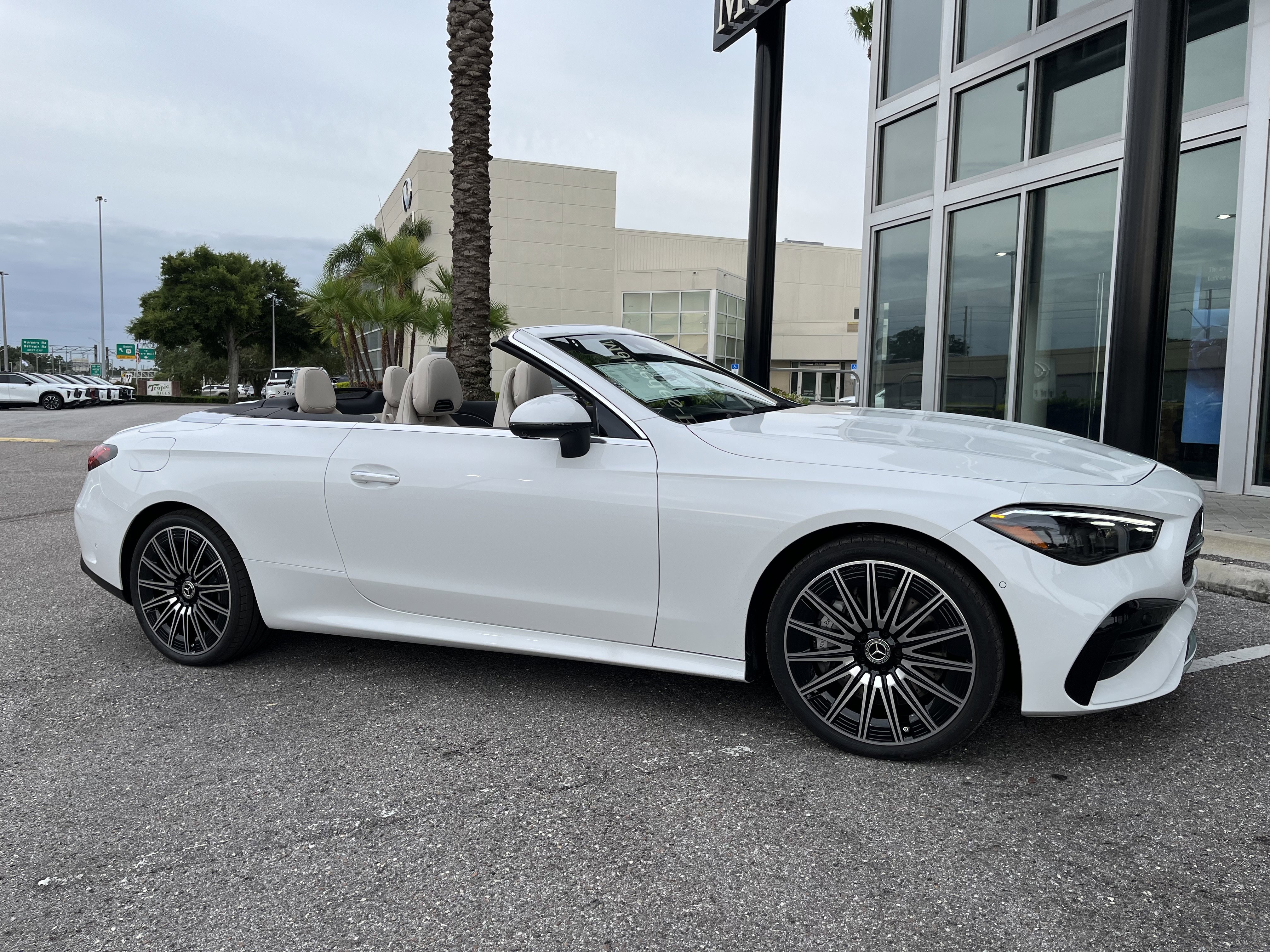 New 2026 MANUFAKTUR Moonlight White Metallic Mercedes-Benz CLE 450 image 9
