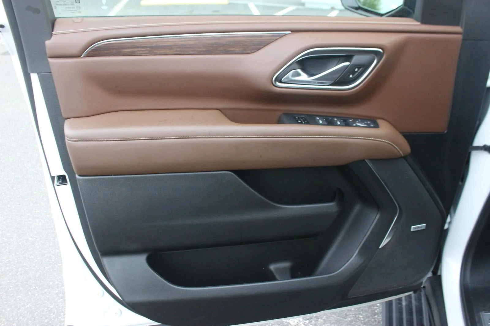 Used 2024 Iridescent Pearl Tricoat Chevrolet High Country image 13