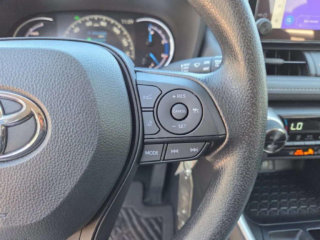 Used 2025 White Toyota LE image 31