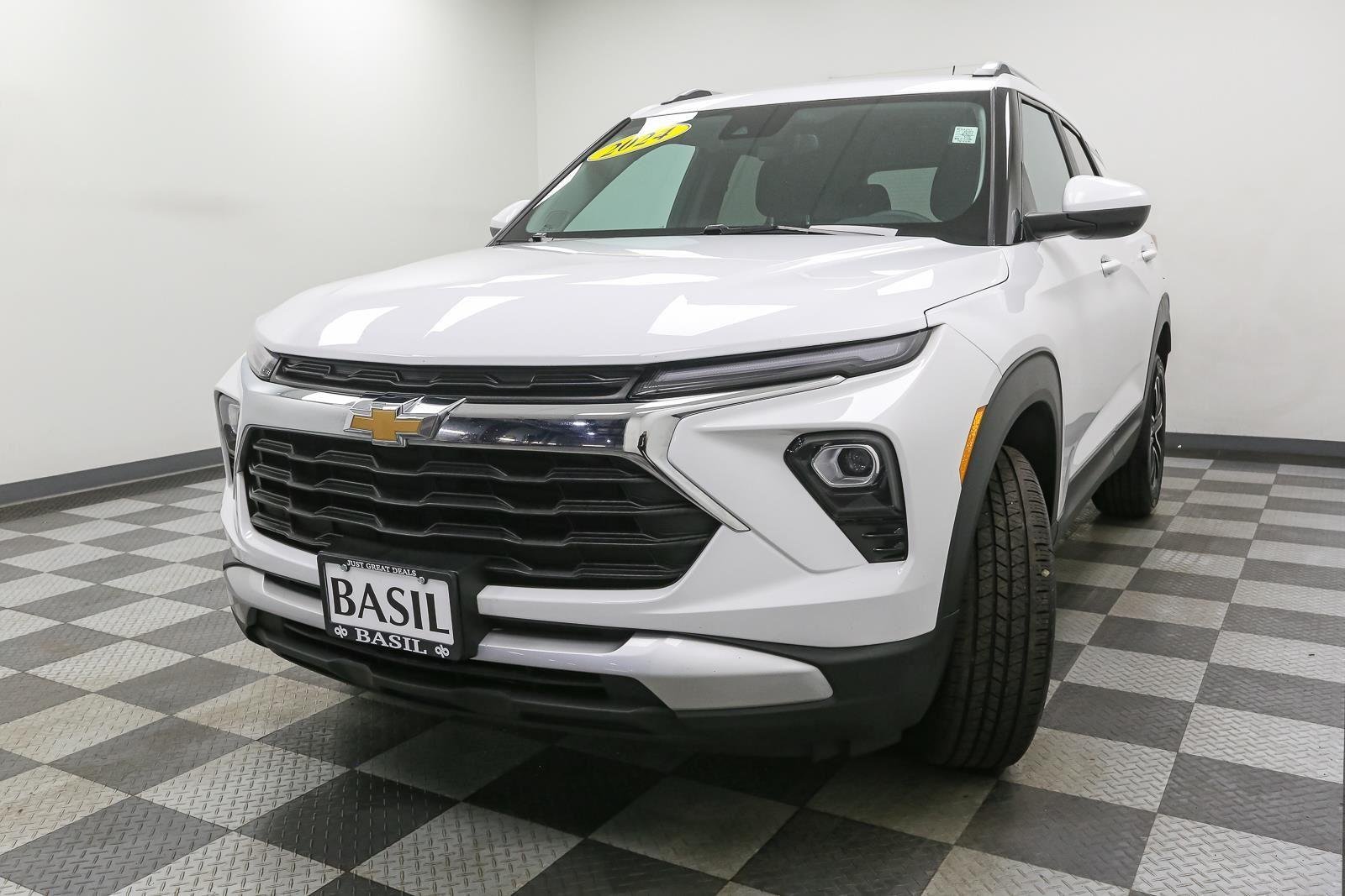 Used 2024 Summit White Chevrolet LT image 4