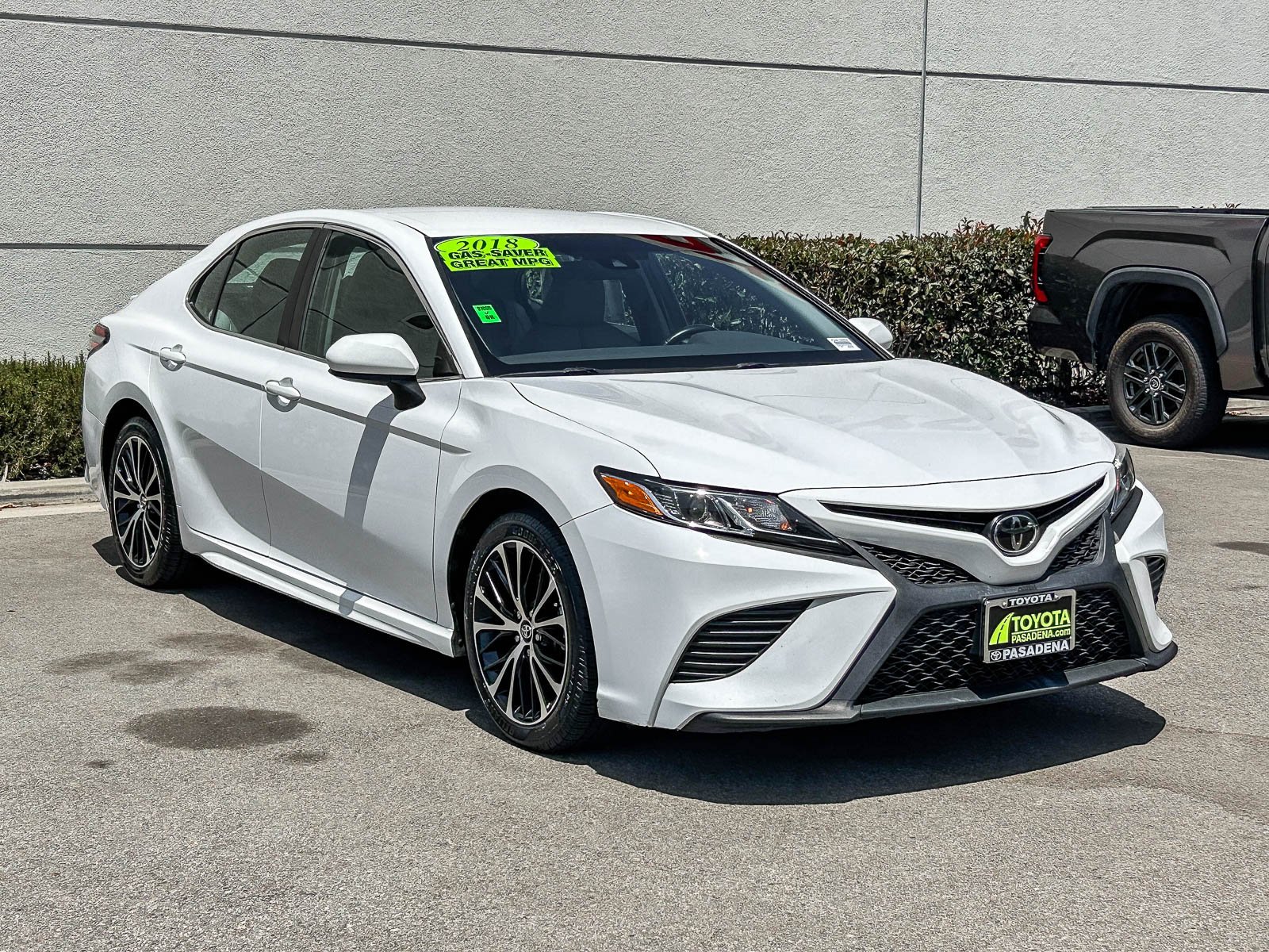 Used 2018 SUPER WHITE Toyota SE image 3