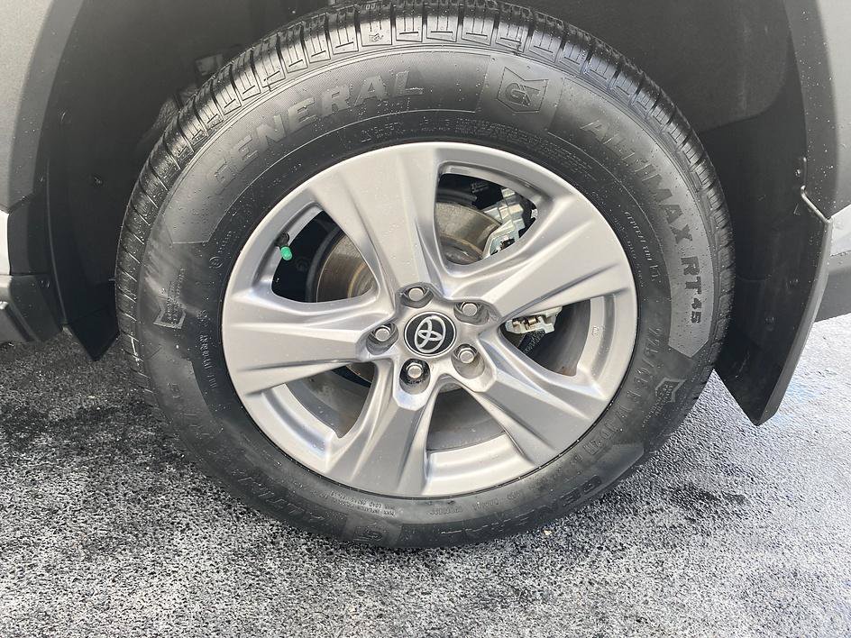 Used 2024 Silver Sky Metallic Toyota Hybrid XLE image 27
