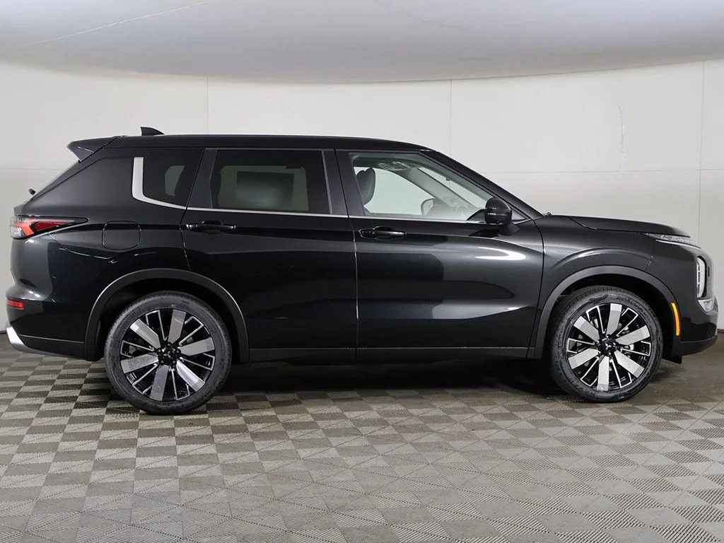 New 2026 Black Mitsubishi SE image 19