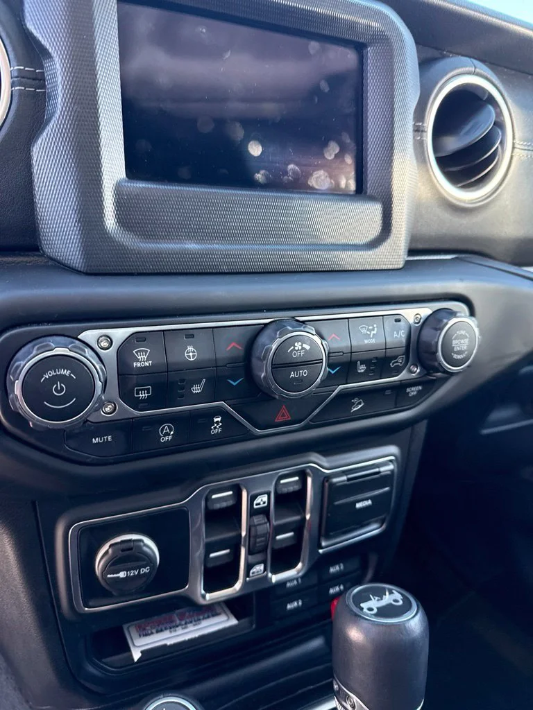 Used 2018 White Jeep Unlimited Sahara image 3